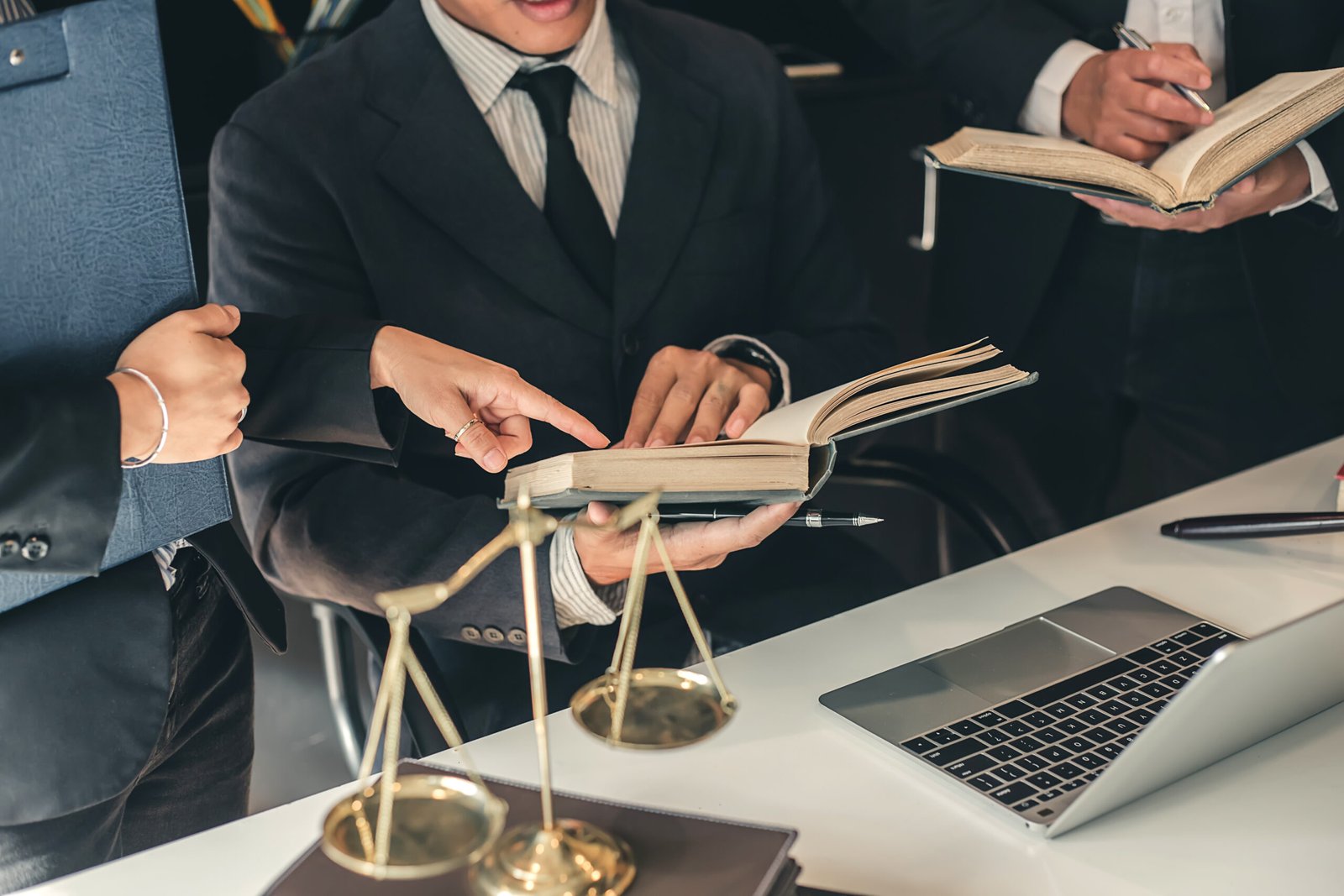 Asistencia legal profesional en juicios y litigios